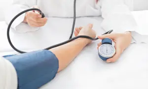Syndrom białego fartucha: Jak obniżyć ciśnienie i lęk przed wizytą?