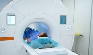 Pacjent leżący w aparacie do rezonansu magnetycznego.