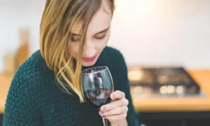 Izotek a alkohol: Ryzyko dla wątroby i zdrowia. Co musisz wiedzieć?
