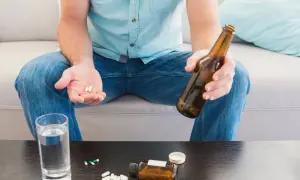 Ibuprom po alkoholu? Ryzyko, bezpieczny odstęp i alternatywy
