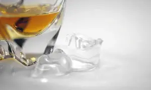 Alkohol a stawy: Jak szkodzi? Ryzyko chorób i bólu