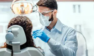 Alkohol przed dentystą? Ryzyko, którego nie znasz. Sprawdź!