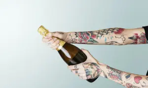 Alkohol po tatuażu: kiedy można pić? Ryzyko i zalecenia