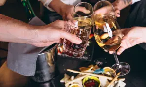 Alkohol na keto: Jak pić i unikać błędów? Praktyczny przewodnik