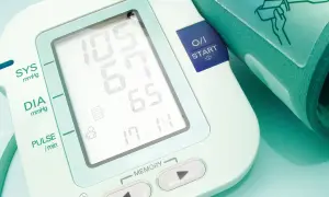 Ciśnieniomierz pokazuje wyniki pomiaru ciśnienia u kobiet: 105/65 mmHg. Urządzenie jest gotowe do kolejnego badania.