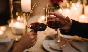 Alkohol po zabiegu laserowym? Kiedy można pić i dlaczego?