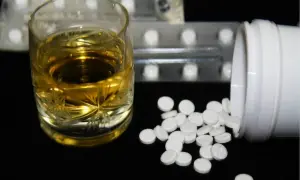 Antybiotyk a alkohol: Czy można pić? Ryzyko i skutki uboczne