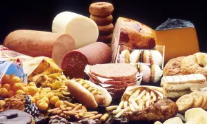 Stół ugina się od niezdrowych przysmaków: kiełbasy, sery, hamburgery, frytki, pączki i ciastka. Wiele z tych produktów zawiera tłuszcze trans.