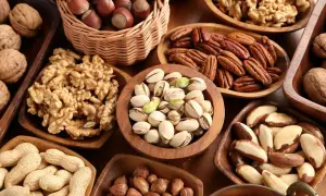 Orzechy włoskie są zdrowe, podobnie jak orzechy laskowe, migdały, pistacje, orzechy pekan, brazylijskie i ziemne. Różnorodność zdrowych przekąsek.