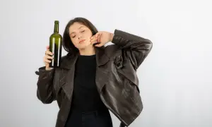 Ibuprom i alkohol: Ryzyko dla żołądka i wątroby. Kiedy można pić?