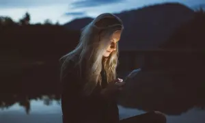 FOMO: Czym jest lęk przed ominięciem? Objawy i jak sobie radzić