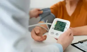 Lekarz mierzy ciśnienie pacjentowi. Zastanawiasz się nad nadciśnienie w młodym wieku przyczyny?