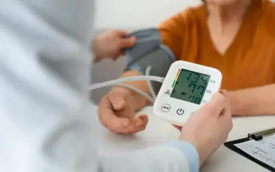Lekarz mierzy ciśnienie pacjentowi. Zastanawiasz się nad nadciśnienie w młodym wieku przyczyny?