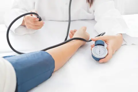 Syndrom białego fartucha: Jak obniżyć ciśnienie i lęk przed wizytą?