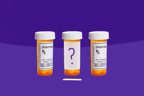 Trzy buteleczki leków. Dwie z etykietami "pharmacy", jedna z pytajnikiem. Szukasz telmizek zamienniki?
