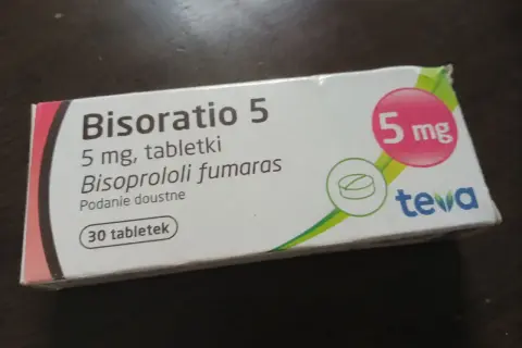 Opakowanie leku Bisoratio 5 mg, zawierającego bisoprolol, który jest beta blokerem. 30 tabletek.