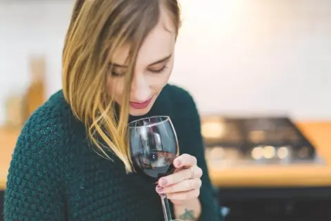 Izotek a alkohol: Ryzyko dla wątroby i zdrowia. Co musisz wiedzieć?