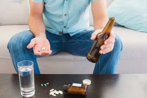 Ibuprom po alkoholu? Ryzyko, bezpieczny odstęp i alternatywy