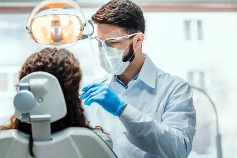 Alkohol przed dentystą? Ryzyko, którego nie znasz. Sprawdź!