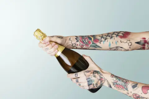 Alkohol po tatuażu: kiedy można pić? Ryzyko i zalecenia