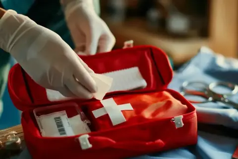 Czego nie powinno być w apteczce? Lista zbędnych i szkodliwych rzeczy
