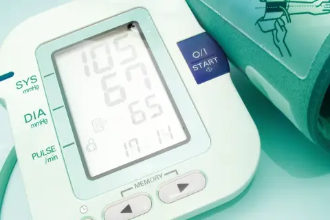 Ciśnieniomierz pokazuje wyniki pomiaru ciśnienia u kobiet: 105/65 mmHg. Urządzenie jest gotowe do kolejnego badania.