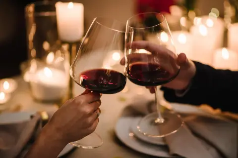Alkohol po zabiegu laserowym? Kiedy można pić i dlaczego?