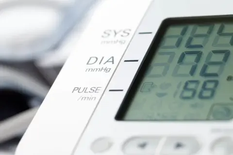 Cyfrowy ciśnieniomierz pokazuje wyniki: 184/98 mmHg i puls 188/min. Dbałość o prawidłowe ciśnienie i puls to klucz do zdrowia.
