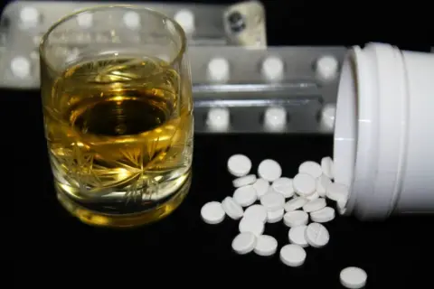 Antybiotyk a alkohol: Czy można pić? Ryzyko i skutki uboczne