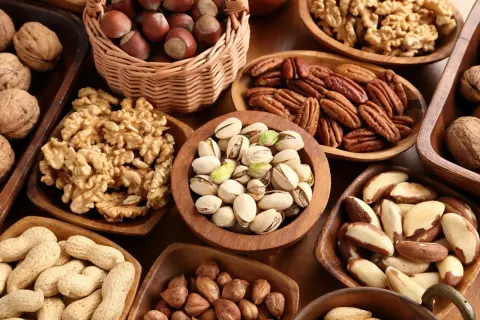 Orzechy włoskie są zdrowe, podobnie jak orzechy laskowe, migdały, pistacje, orzechy pekan, brazylijskie i ziemne. Różnorodność zdrowych przekąsek.