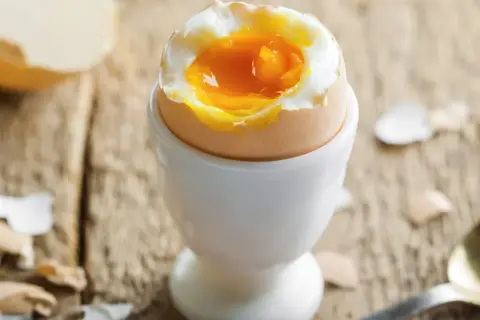 Jajko na miękko w kieliszku, idealne na śniadanie. Czy można jeść jajka przy wysokim cholesterolu? Tak, umiarkowanie!