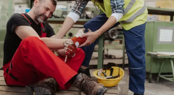 Kto musi udzielić pierwszej pomocy? Obowiązek i ochrona prawna