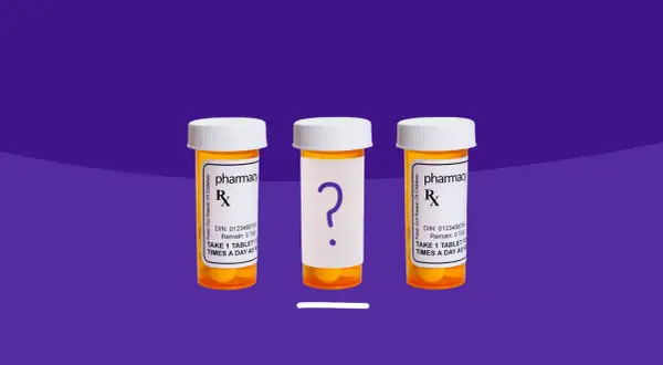 Trzy buteleczki leków. Dwie z etykietami "pharmacy", jedna z pytajnikiem. Szukasz telmizek zamienniki?