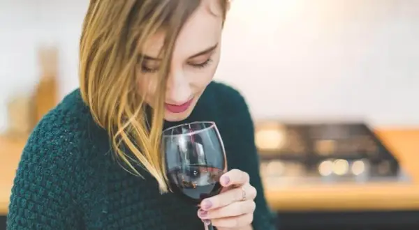 Izotek a alkohol: Ryzyko dla wątroby i zdrowia. Co musisz wiedzieć?