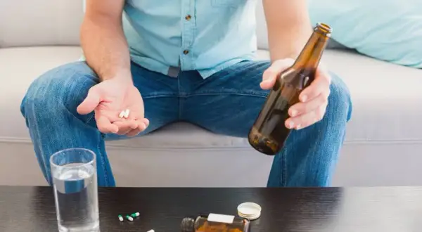 Ibuprom po alkoholu? Ryzyko, bezpieczny odstęp i alternatywy