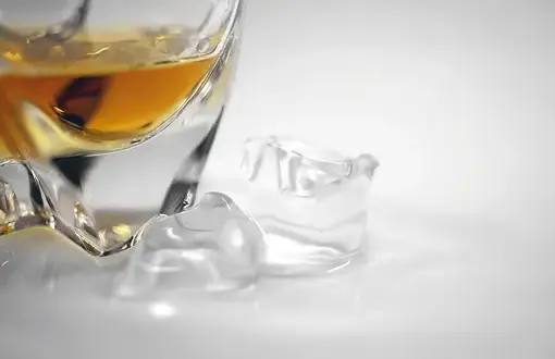 Alkohol a stawy: Jak szkodzi? Ryzyko chorób i bólu