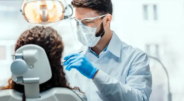 Alkohol przed dentystą? Ryzyko, którego nie znasz. Sprawdź!