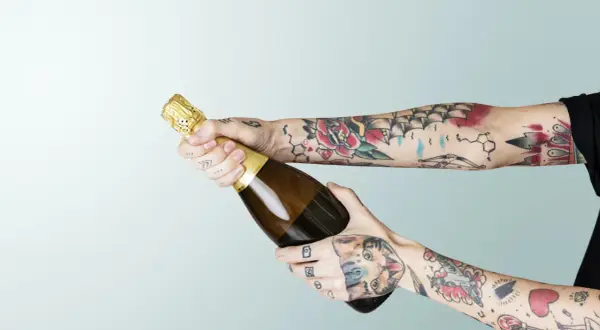 Alkohol po tatuażu: kiedy można pić? Ryzyko i zalecenia