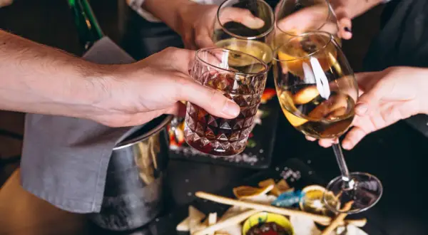Alkohol na keto: Jak pić i unikać błędów? Praktyczny przewodnik