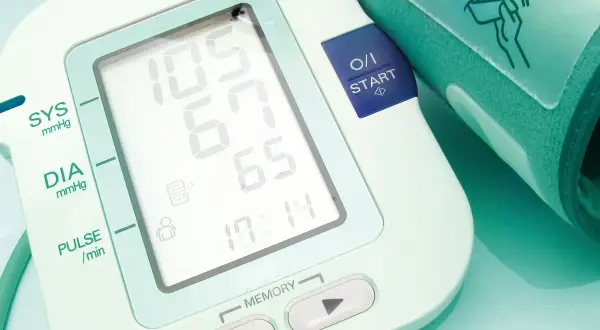 Ciśnieniomierz pokazuje wyniki pomiaru ciśnienia u kobiet: 105/65 mmHg. Urządzenie jest gotowe do kolejnego badania.