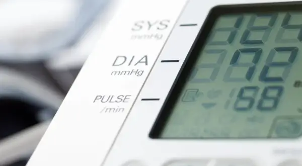 Cyfrowy ciśnieniomierz pokazuje wyniki: 184/98 mmHg i puls 188/min. Dbałość o prawidłowe ciśnienie i puls to klucz do zdrowia.