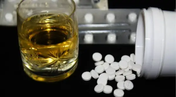 Antybiotyk a alkohol: Czy można pić? Ryzyko i skutki uboczne
