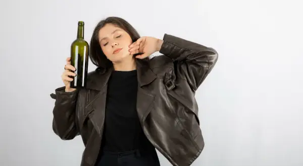 Ibuprom i alkohol: Ryzyko dla żołądka i wątroby. Kiedy można pić?