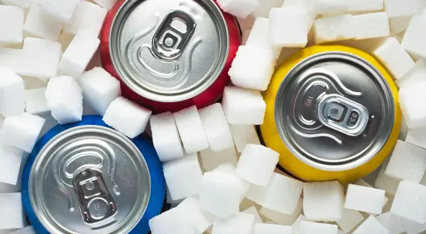 Alkohol obniża cukier? Mechanizm, ryzyko hipoglikemii i porady