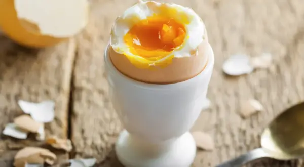 Jajko na miękko w kieliszku, idealne na śniadanie. Czy można jeść jajka przy wysokim cholesterolu? Tak, umiarkowanie!