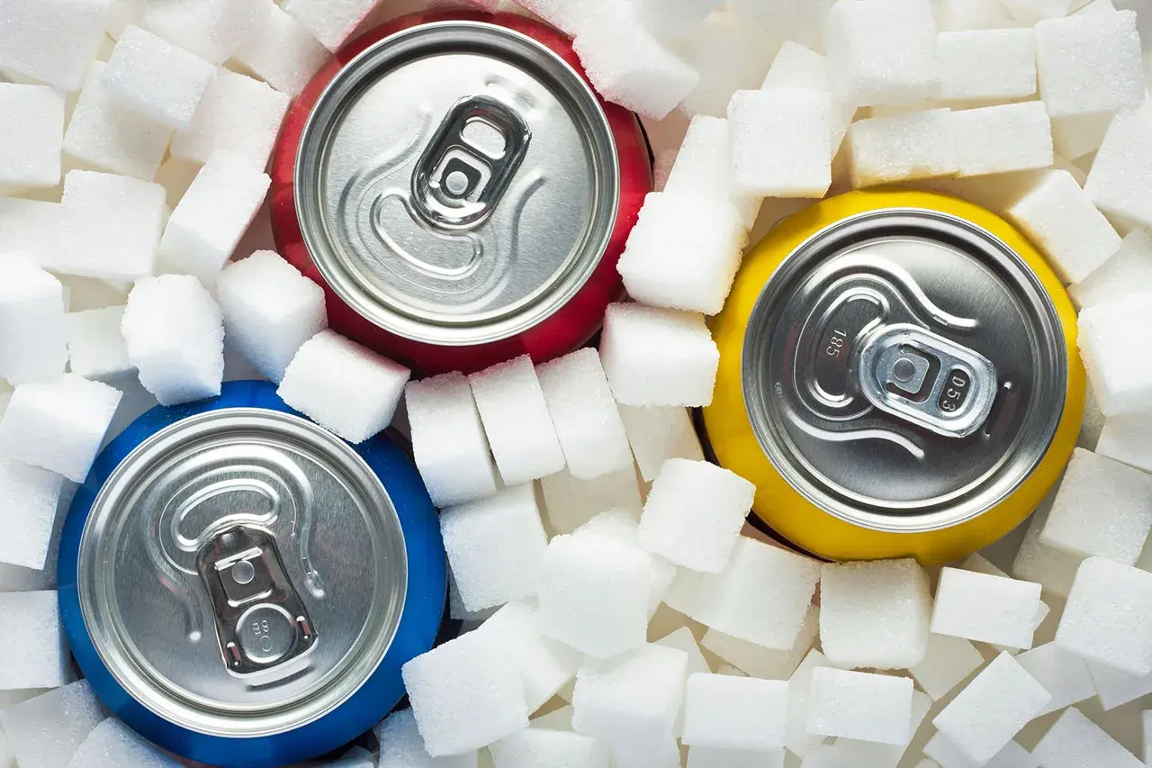 Alkohol obniża cukier? Mechanizm, ryzyko hipoglikemii i porady