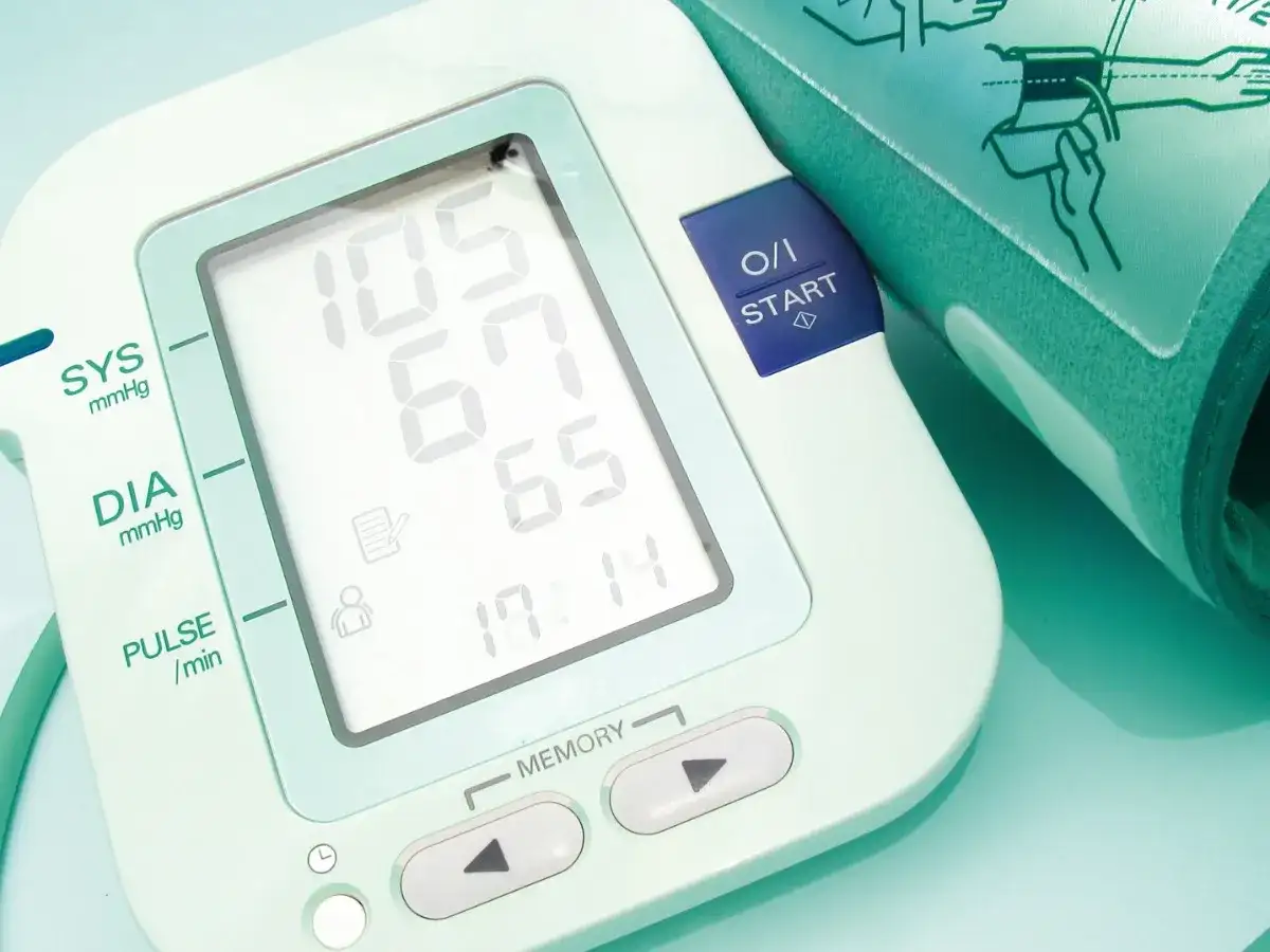 Ciśnieniomierz pokazuje wyniki pomiaru ciśnienia u kobiet: 105/65 mmHg. Urządzenie jest gotowe do kolejnego badania.