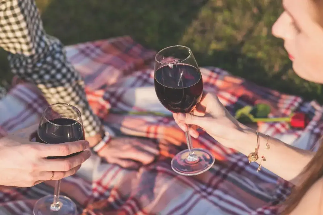 Zdjęcie Alkohol po zabiegu laserowym? Kiedy można pić i dlaczego?