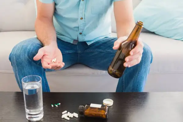 Ibuprom po alkoholu? Ryzyko, bezpieczny odstęp i alternatywy