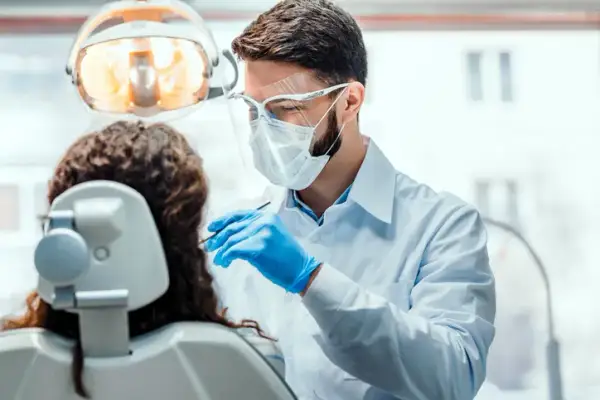 Alkohol przed dentystą? Ryzyko, którego nie znasz. Sprawdź!
